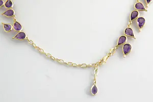 194- Fraai vormgegeven 18 krt gouden "blad / druppel" halssieraad met amethist kopen? Bied vanaf 430!