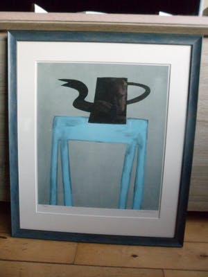 Klaas Gubbels - Zeefdruk, zwarte kan op blauwe tafel, mooi ingelijst. kopen? Bied vanaf 375!
