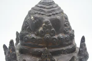 Niet of onleesbaar gesigneerd - Zeer Oude Drie Koppige Bronzen Boehda Sculptuur (1800) kopen? Bied vanaf 1!