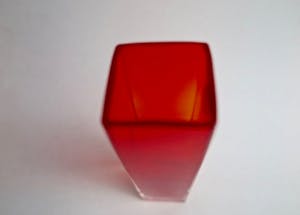 Niet of onleesbaar gesigneerd - Rood glazen vaasje in modern design kopen? Bied vanaf 1!