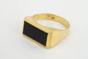 02 - Mooie 14 Krt gouden zegel ring met rechthoekige zwarte steen kopen? Bied vanaf 290!