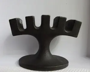 Robert Welch - Brutalist; gietijzeren kandelaar voor smalle lange kaarsen kopen? Bied vanaf 50!