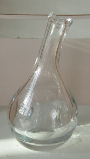 Niet of onleesbaar gesigneerd - Dikwandige vrij gevormde blank glazen vaas Fragile van JDC kopen? Bied vanaf 10!