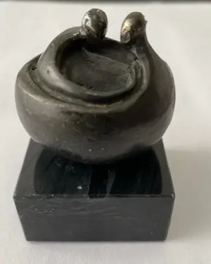 Buy Corry Ammerlaan - Fraai zwaar verbronsd sculptuur "Take care"? Bid from 25!
