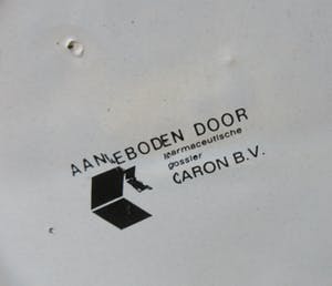 Royal Goedewaagen - Twee platelen apothekerspotten voor de firma Caron B.V. kopen? Bied vanaf 26!