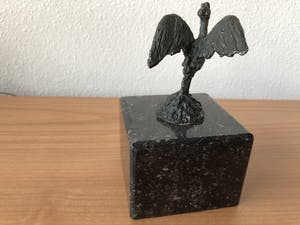 Klaas van den Berg - Prachtig bronzen beeldje van vogel op zwart marmeren sokkel. kopen? Bied vanaf 65!