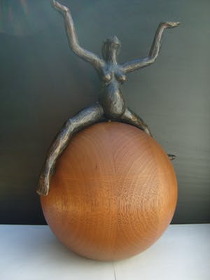 Brons (Onbekend) - Zwanger naakt op houten bol. kopen? Bied vanaf 125!