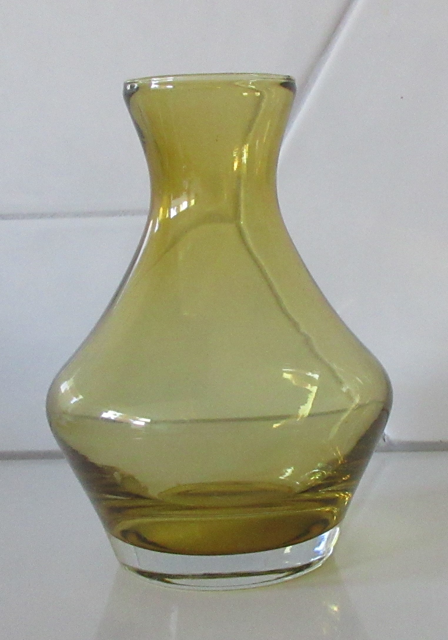 Niet of onleesbaar gesigneerd - Amber dubbelwandig glazen sixties vaasje kopen? Bied vanaf 1!