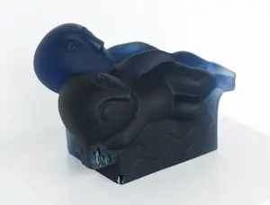 Odile Kinart - Sculptuur van glas, Man en vrouw op een bank kopen? Bied vanaf 400!