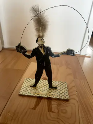 AcheterOssip - Vrolijk mannetje met veer? Enchérissez de 100!