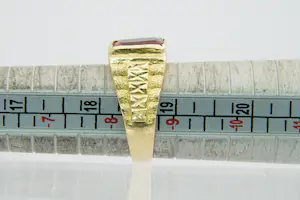 28- Grote en mooi bewerkte 18 krt geel gouden ring met gefacetteerde  kleursteen kopen? Bied vanaf 395!