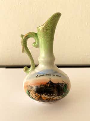 Niet of onleesbaar gesigneerd - Vaasje wereldtentoonstelling Parijs 1900 verkocht voor € 1!