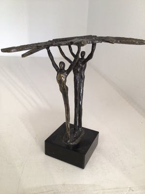 Corry Ammerlaan - Sculptuur “ Samen de schouders er onder “ kopen? Bied vanaf 35!