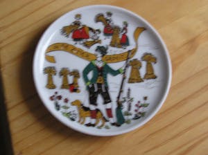Niet of onleesbaar gesigneerd - Vier vintage porseleinen onderzetters de vier jaargetijden - Susan Doelker kopen? Bied vanaf 1!