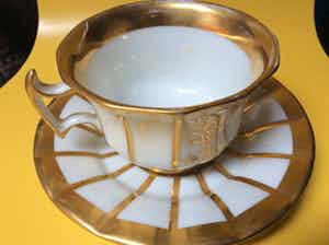 Niet of onleesbaar gesigneerd - Verguld theekopje met schotel, 1840 verkocht voor € 10!