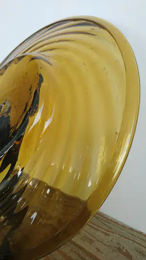 Niet of onleesbaar gesigneerd - Amber schaal met swirls en ingesloten luchtbellen kopen? Bied vanaf 1!