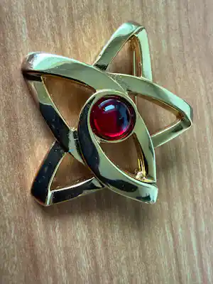 Paloma Picasso - Prachtige broche met rode steen. verkauft für € 45!