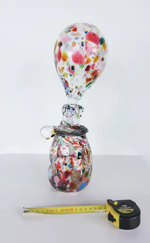 Yvon Trossèl - Glasobject, Vrolijke gekleurde glazen fles met grote 'ballon' dop kopen? Bied vanaf 100!