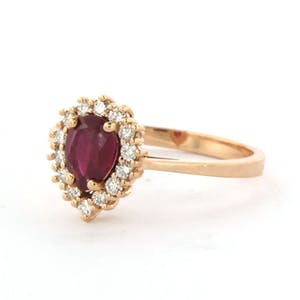 18k rosé gouden entourage ring bezet een robijn en briljant geslepen diamant kopen? Bied vanaf 400!
