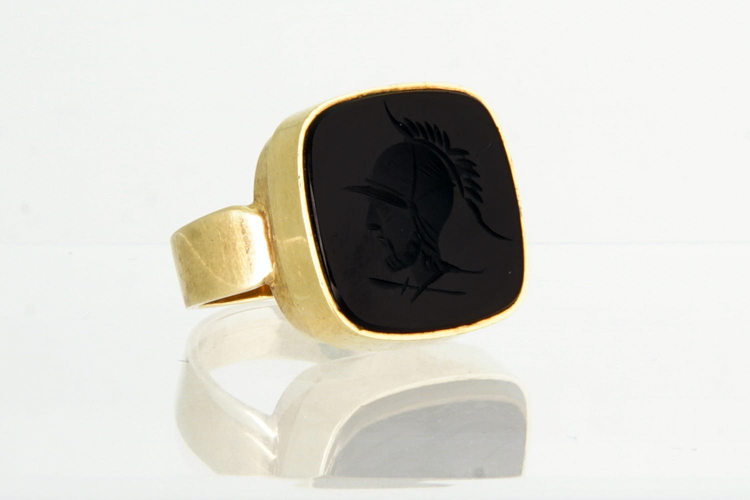 04- Opvallende retro 14krt goud & onyx  "intaglio ring" - romeins soldaat kopen? Bied vanaf 330!