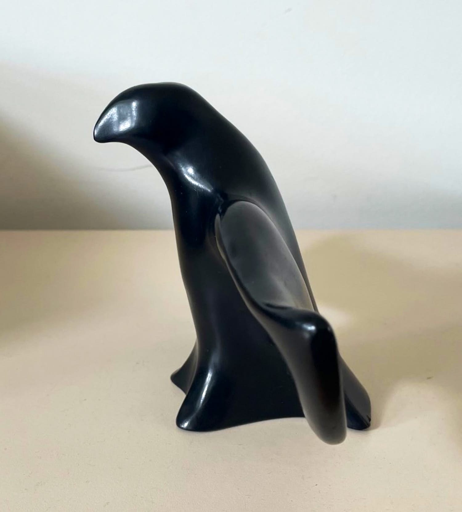 Niet of onleesbaar gesigneerd - Modernistische figuur van een roofvogel - Pearlite Stonecraft Canada kopen? Bied vanaf 1!