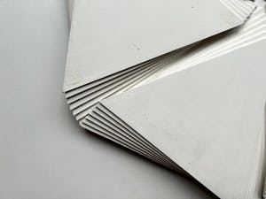 Niet of onleesbaar gesigneerd - Houten reliëf | 'Polygoon plastiek' | 1982 kopen? Bied vanaf 1!