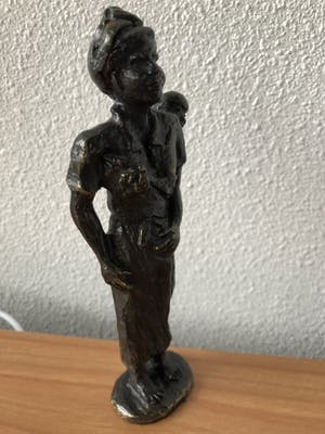 Niet of onleesbaar gesigneerd - Prachtig bronzen beeld - Moeder met kind in draagdoek. kopen? Bied vanaf 1!
