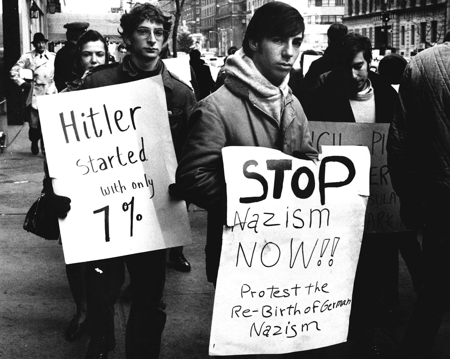 Eddy Posthuma de Boer - Jaren 60 Antifa demonstratie in NY, gelatinezilverdruk kopen? Bied vanaf 95!