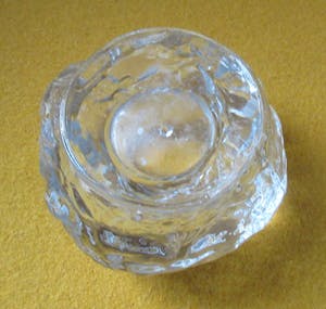 Kosta Boda - Twee Snowball kandelaren waarvan een XL model - ontwerp Ann Warff kopen? Bied vanaf 28!