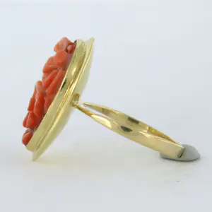 14k geelgouden ring bezet met bloemmotief geslepen koraal - 4.5 gram kopen? Bied vanaf 475!
