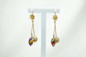 Acheter27 - 14 karaat paar geelgouden oorhangers met kleurkralen en filigrein bolletjes? Enchérissez de 280!