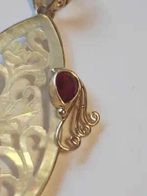 Balinese Barong hanger rijkelijk uitgesneden parelmoer met facetgeslepen Robijn kopen? Bied vanaf 50!