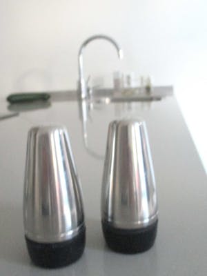 Alessi - Een peper en zoutvaatje, een melk-kannetje en een suikerpotje van Alessi kopen? Bied vanaf 12!