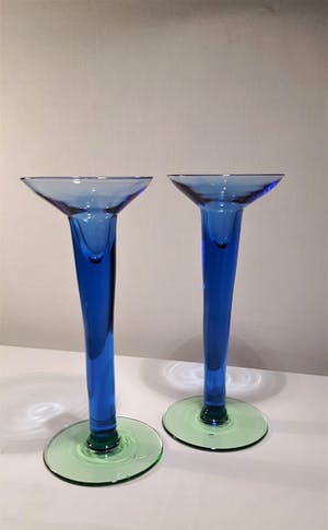 Niet of onleesbaar gesigneerd - Twee design glazen kaarsenhouders blauw met groene voet kopen? Bied vanaf 1!