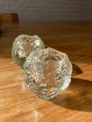 Kosta Boda - Twee theelichthouders "Snowball" door Ann Warff kopen? Bied vanaf 28!