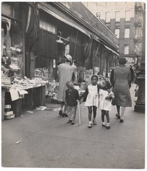 Richard Saunders - Harlem in the early 1950s, gelatinezilverdruk kopen? Bied vanaf 125!
