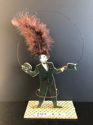 Ossip - Vrolijk mannetje met veer kopen? Bied vanaf 79!