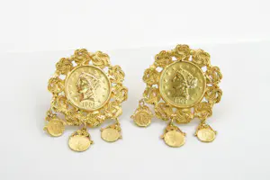 3- Grote set  18krt geel-gouden oorstekers - met muntjes en mattenkloppermotief kopen? Bied vanaf 530!