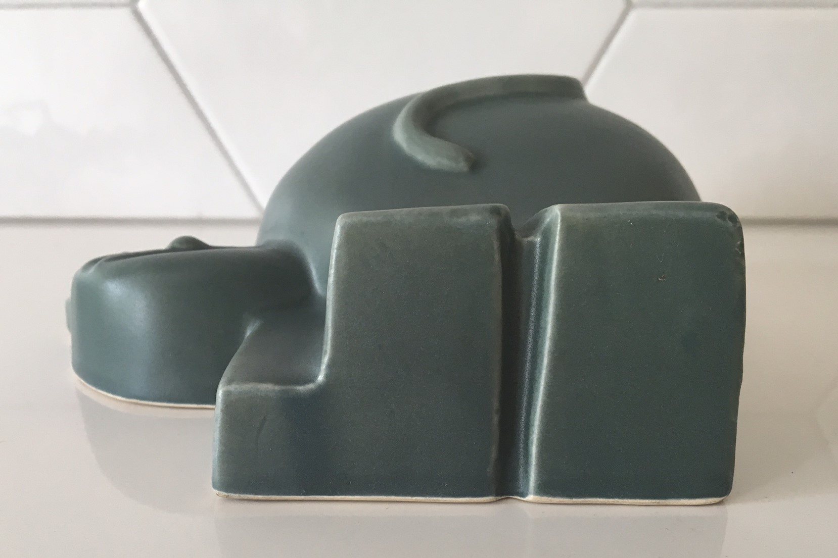 Niet of onleesbaar gesigneerd - Platelen plastiek van een Toekan en een Kat kopen? Bied vanaf 1!