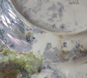 Niet of onleesbaar gesigneerd - Diep Aziatisch Porseleinen bord met gemarmerd lustglazuren decoratie kopen? Bied vanaf 1!