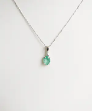 AcheterSmaragd- en diamanten hanger met ketting? Enchérissez de 650!