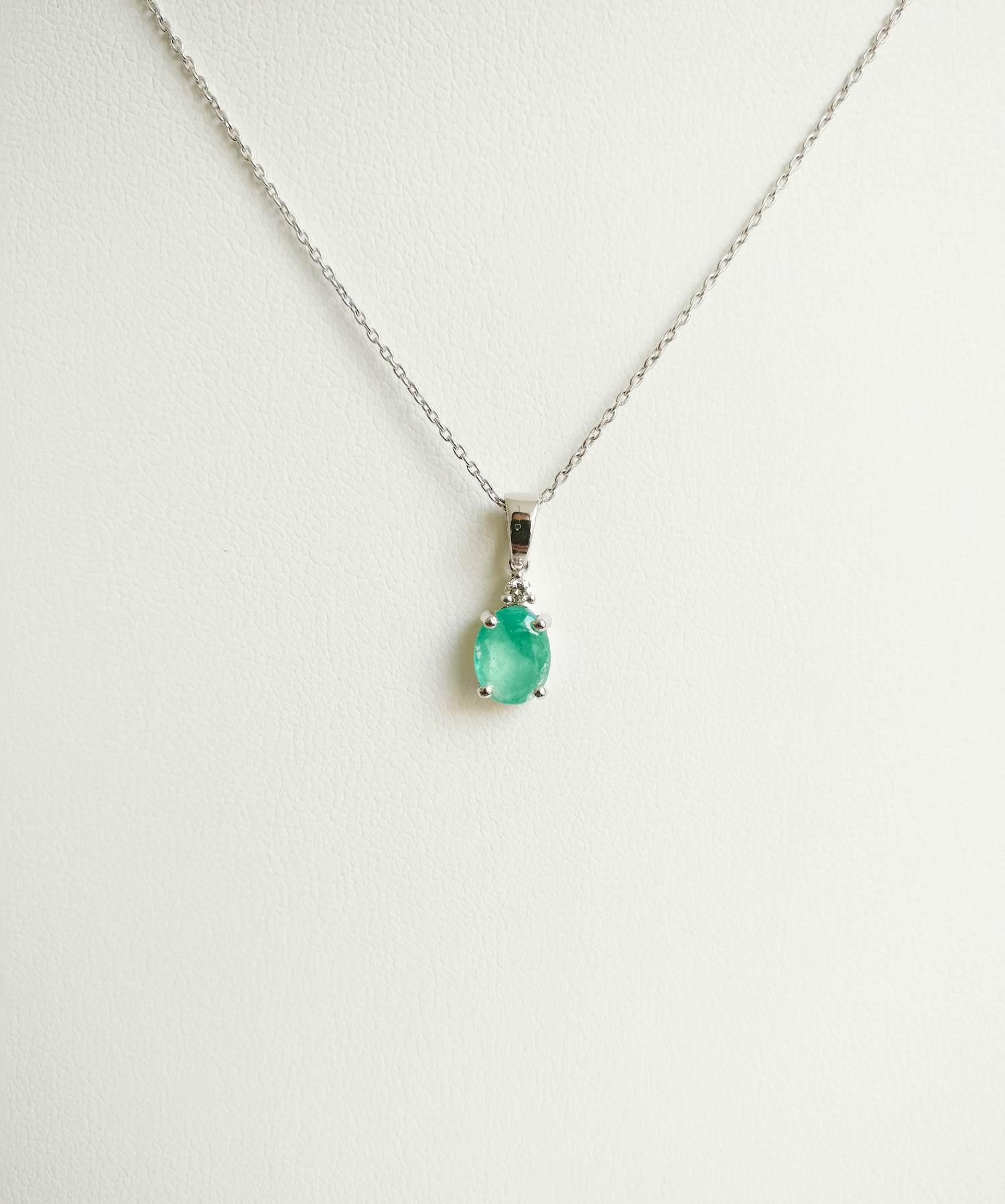 Smaragd- en diamanten hanger met ketting kopen? Bied vanaf 650!