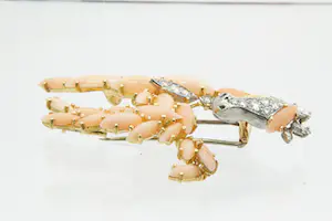 97 - Chique 18 karaat geel gouden Veulen broche met angel skin koraal en diamant kopen? Bied vanaf 3500!