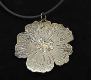 Yoka Voorbach - Collier met zilveren hanger met kleurenets, Magic eglantine verkocht voor € 1!