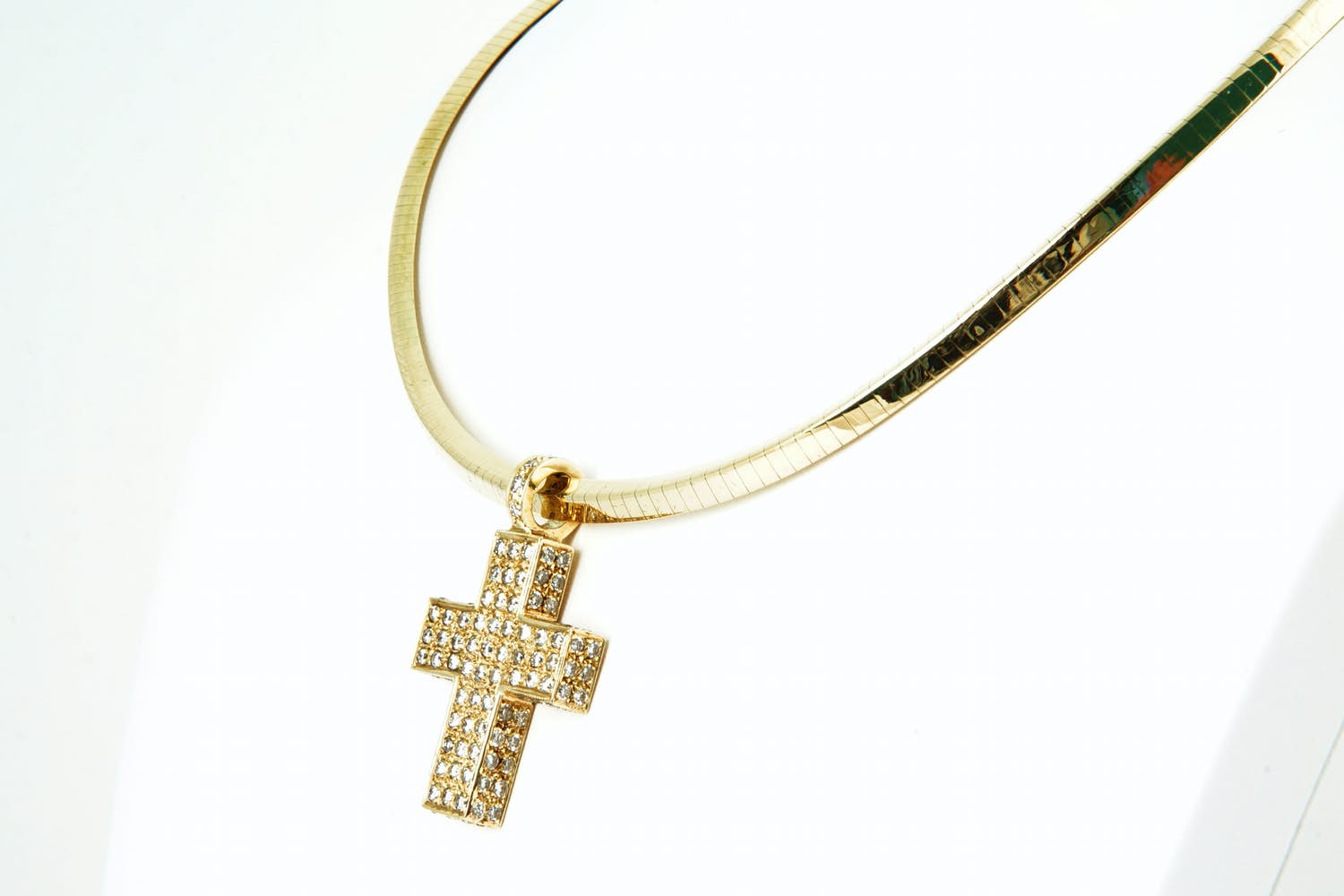 50 - Fraai 14 krt  gouden "Omega" choker en diamant (bijna 4crt!)  kruishanger kopen? Bied vanaf 2200!