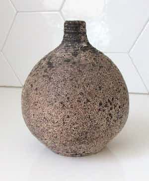 Joop Cock - Studio aardewerken Bolvaas met zwart wit kraterglazuur verkocht voor € 28!