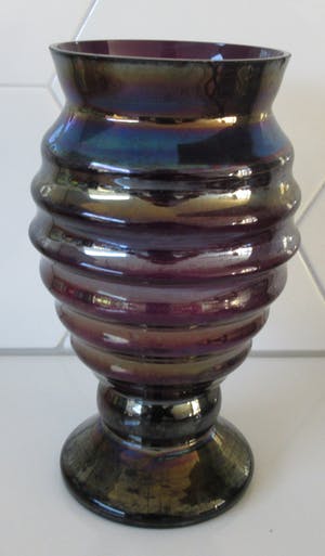 Niet of onleesbaar gesigneerd - Art Nouveau Irise paars glazen ribbelvaas kopen? Bied vanaf 10!