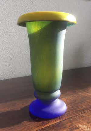 Niet of onleesbaar gesigneerd - GLAZEN VAAS, groen-blauw verkocht voor € 1!
