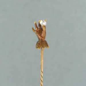 14k geel gouden pin in een vorm van een hand die een diamant vast heeft kaufen? Bieten Sie von 250!