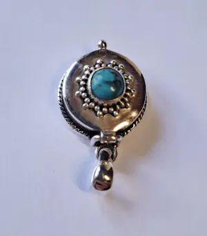 Nieuwe zilveren medaillon hanger met turquoise, edelsteen kopen? Bied vanaf 60!